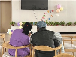 當(dāng)你老到忘了世界，我該拿什么來(lái)愛(ài)你